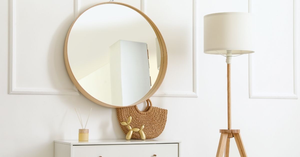 Reflektiranje svjetla u ogledalu